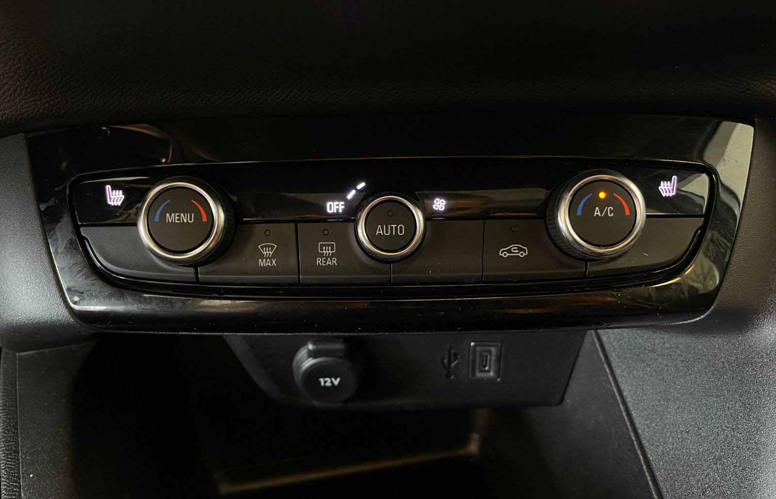 Hvid Opel Corsa fra 2024