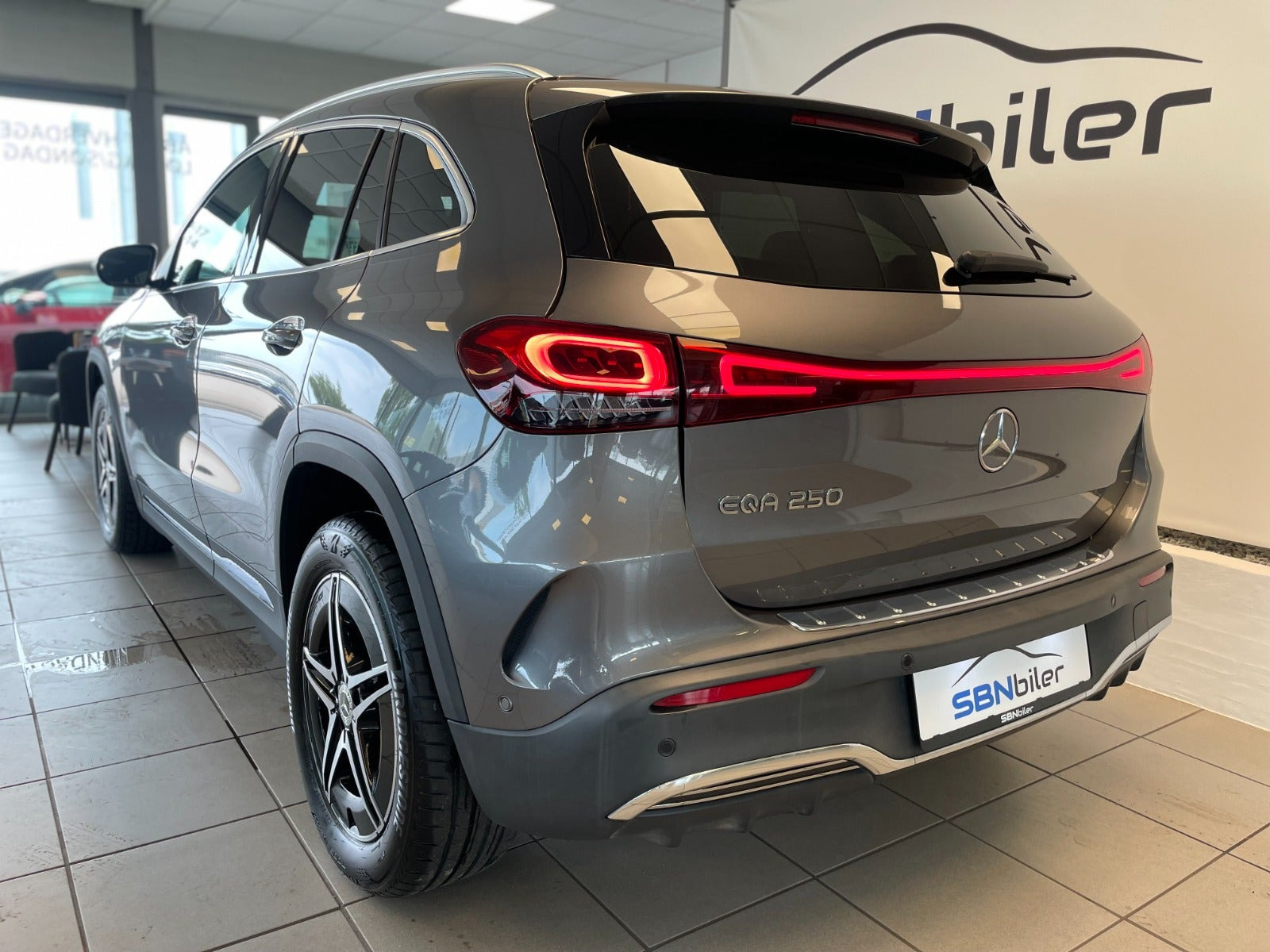 Grå Mercedes EQA250 fra 2021