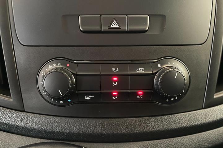 Sølv Mercedes Vito 111 fra 2019