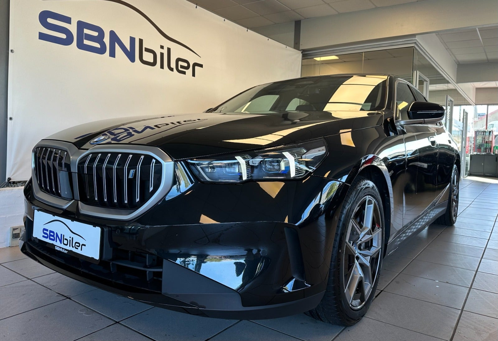 Sort BMW i5 fra 2025