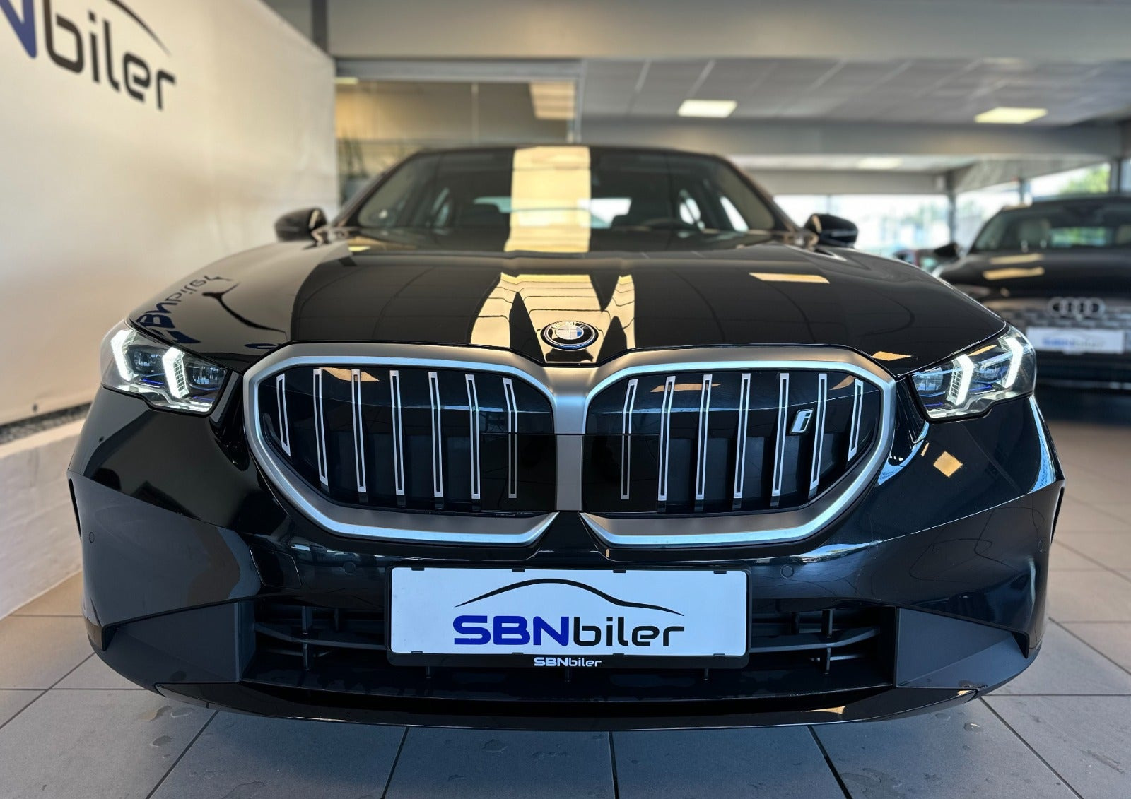 Sort BMW i5 fra 2025