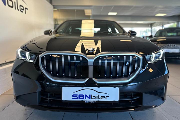 Sort BMW i5 fra 2025
