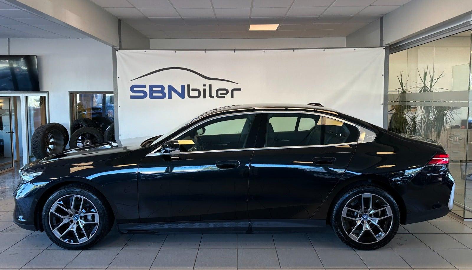 Sort BMW i5 fra 2025