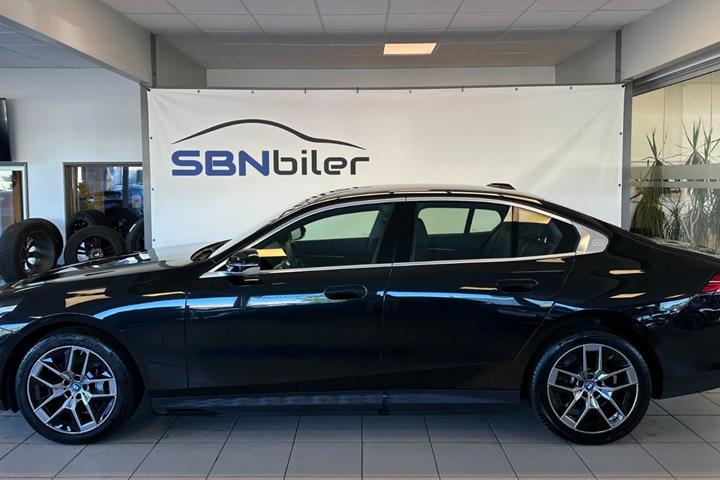 Sort BMW i5 fra 2025