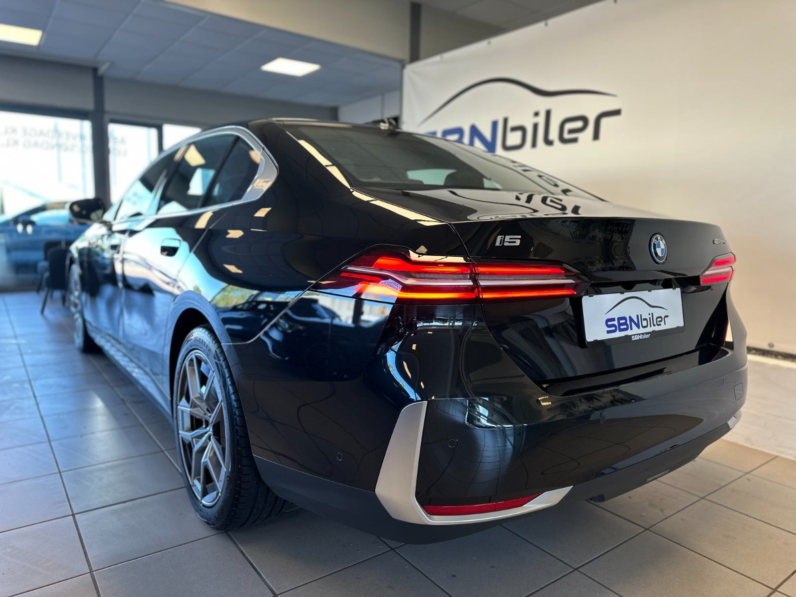 Sort BMW i5 fra 2025