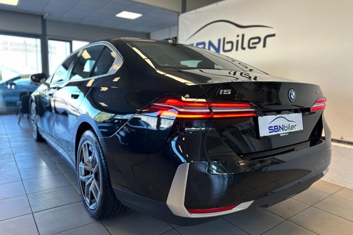 Sort BMW i5 fra 2025