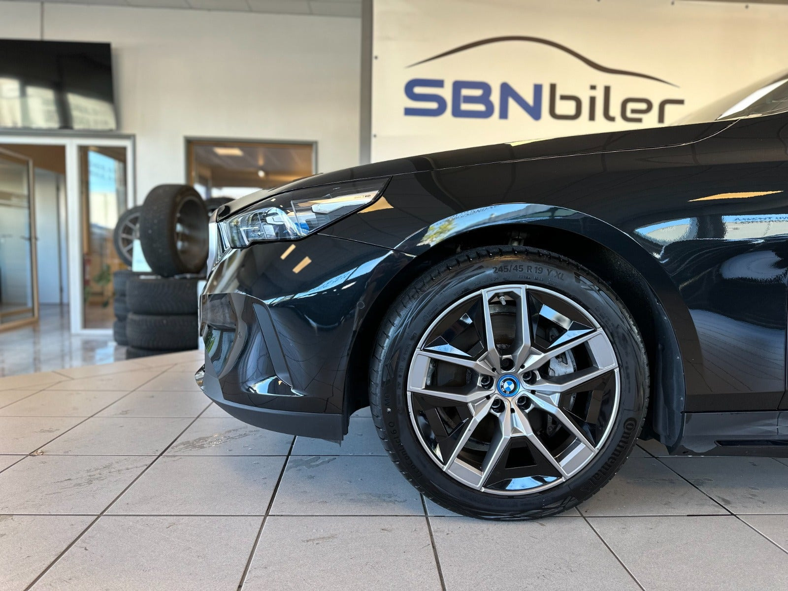 Sort BMW i5 fra 2025