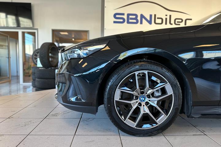 Sort BMW i5 fra 2025