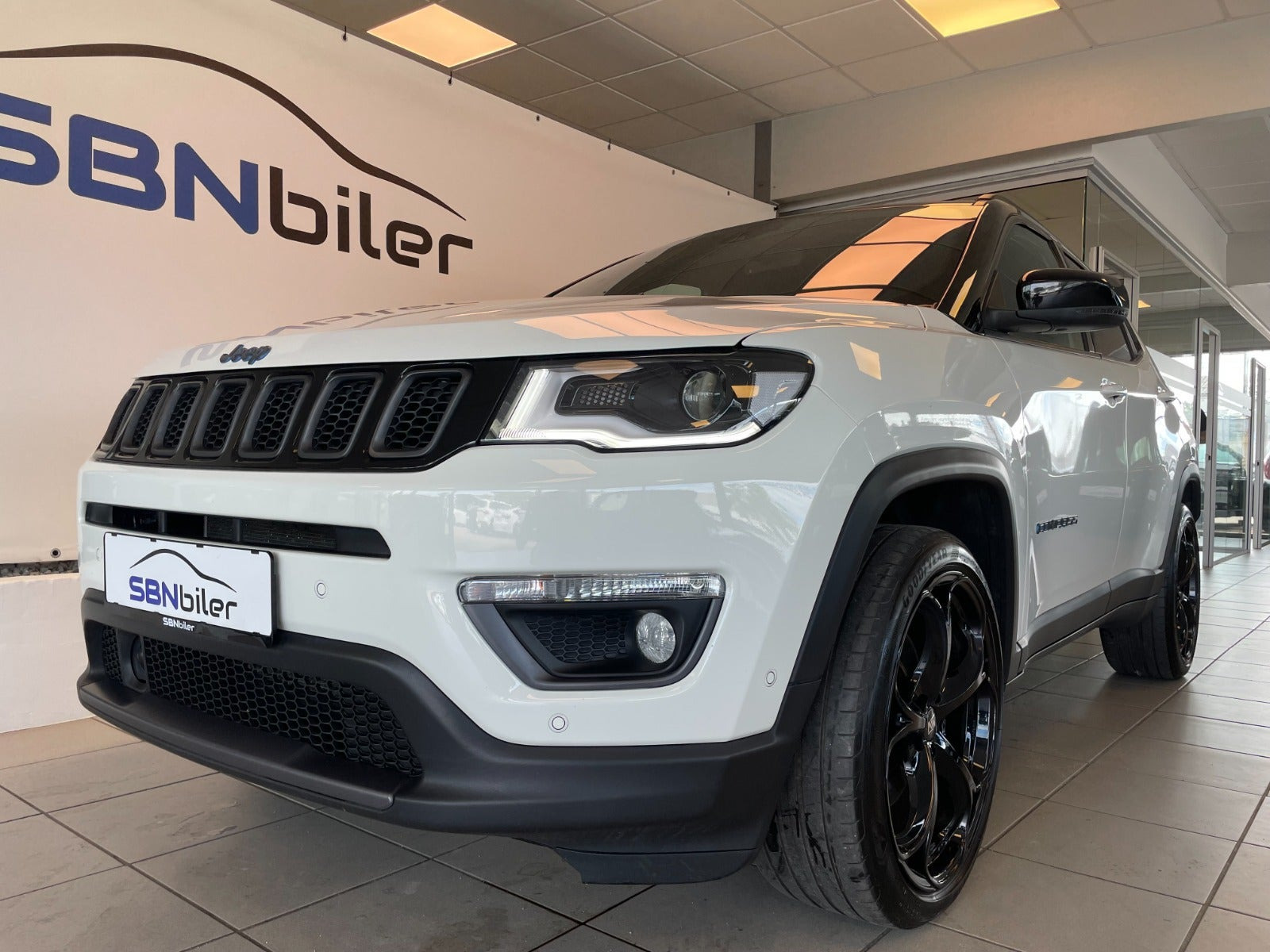 Hvid Jeep Compass fra 2020
