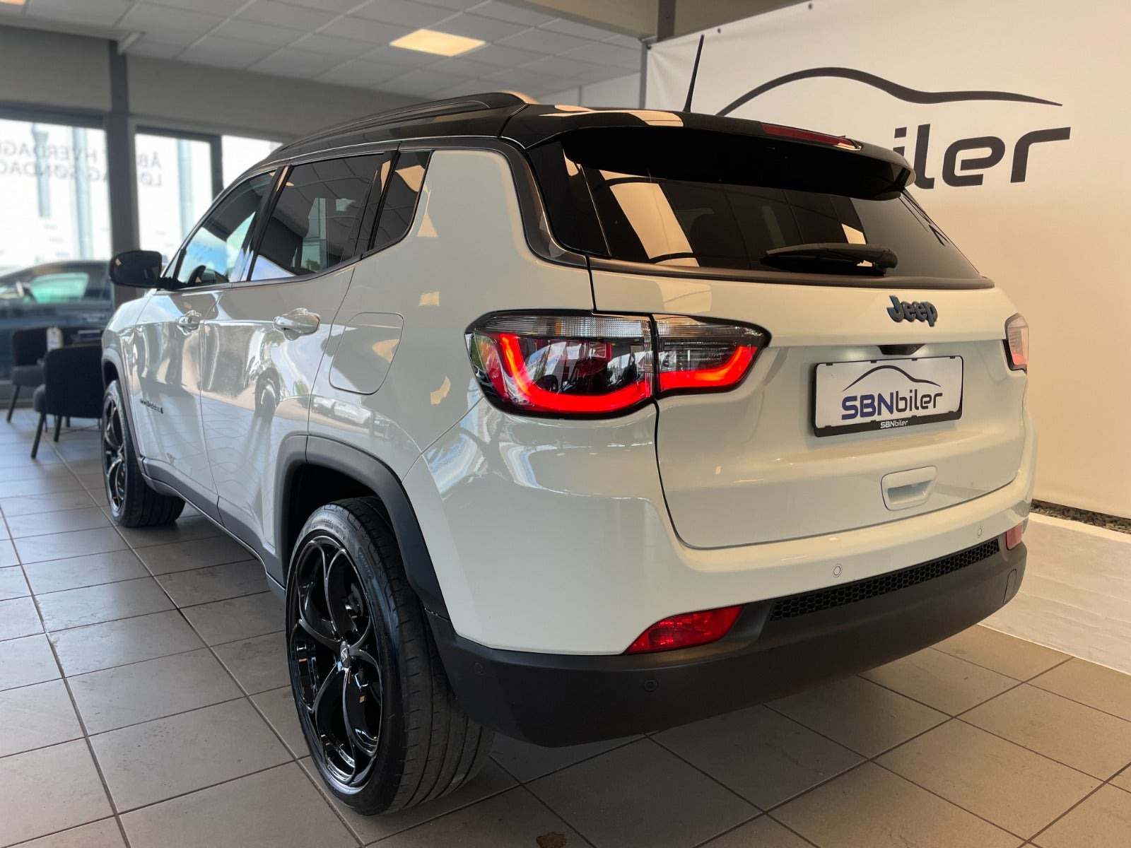 Hvid Jeep Compass fra 2020