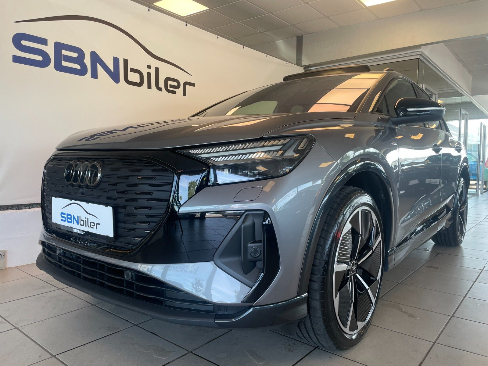 Grå Audi Q4 e-tron fra 2024