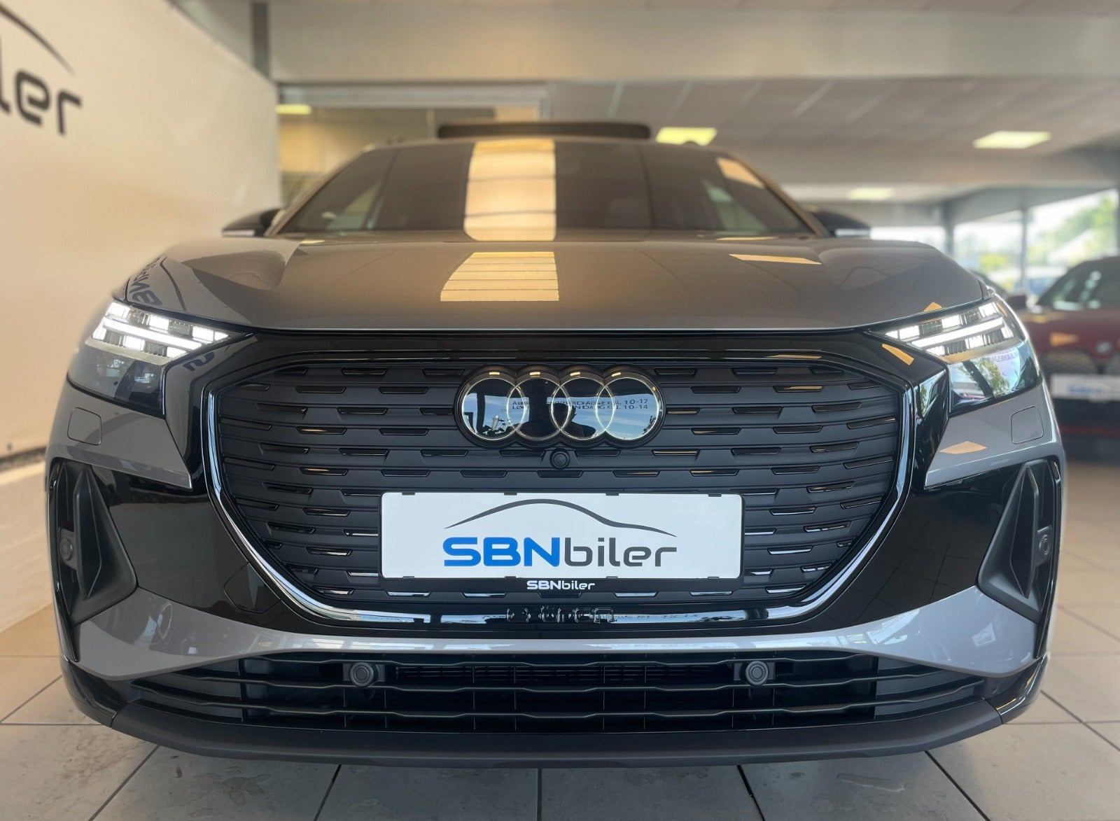 Grå Audi Q4 e-tron fra 2024
