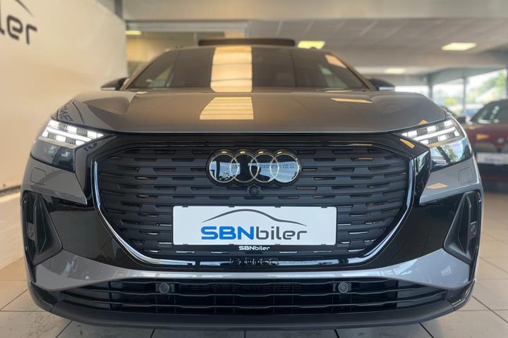 Grå Audi Q4 e-tron fra 2024