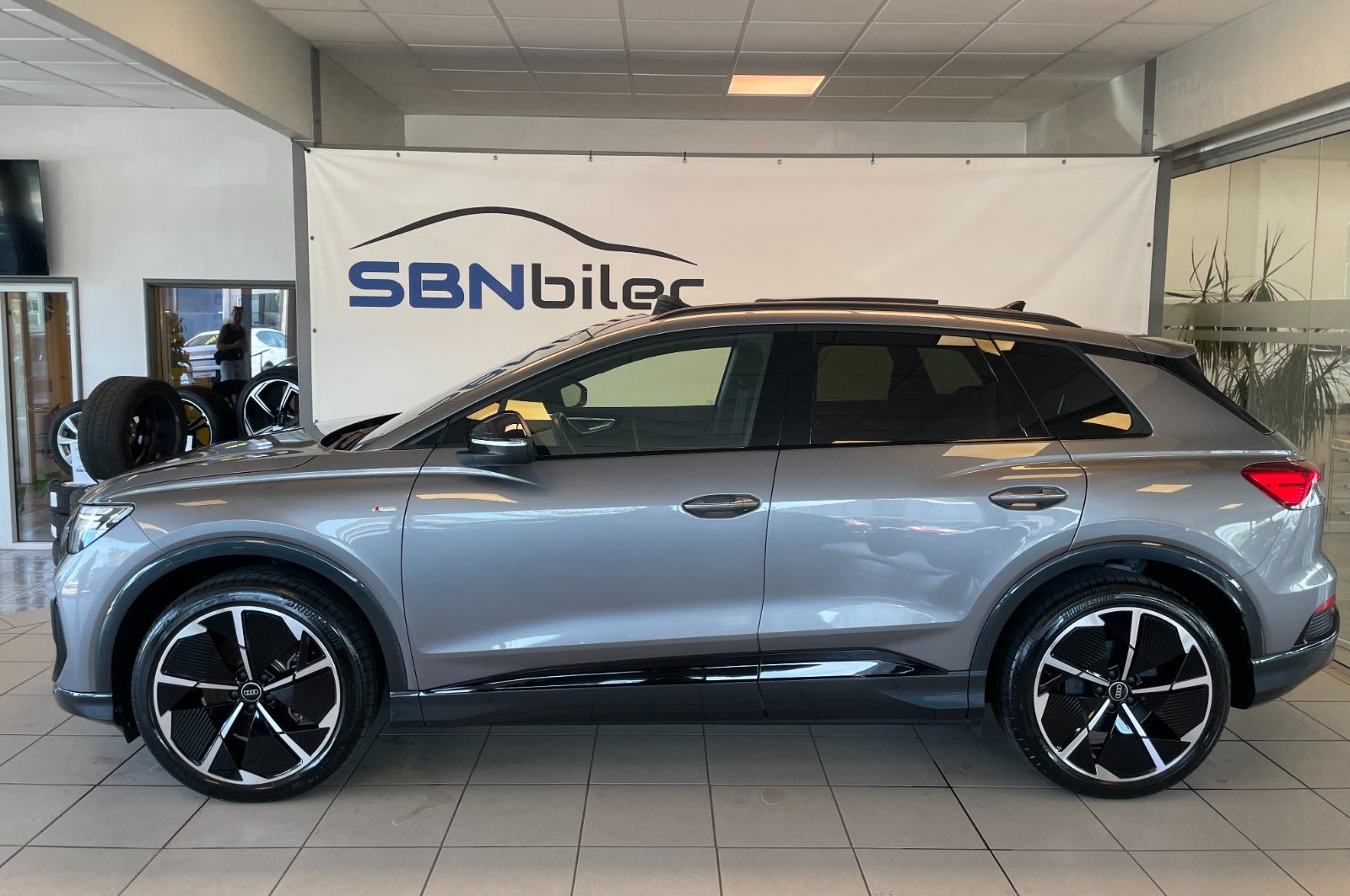 Grå Audi Q4 e-tron fra 2024