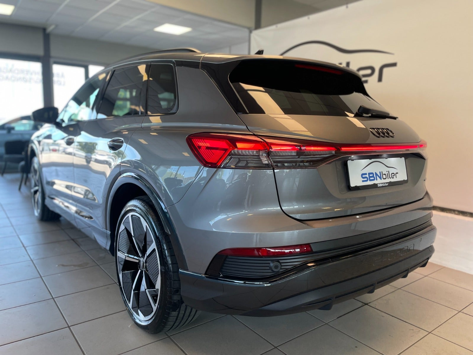 Grå Audi Q4 e-tron fra 2024
