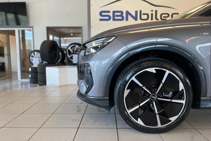 Grå Audi Q4 e-tron fra 2024