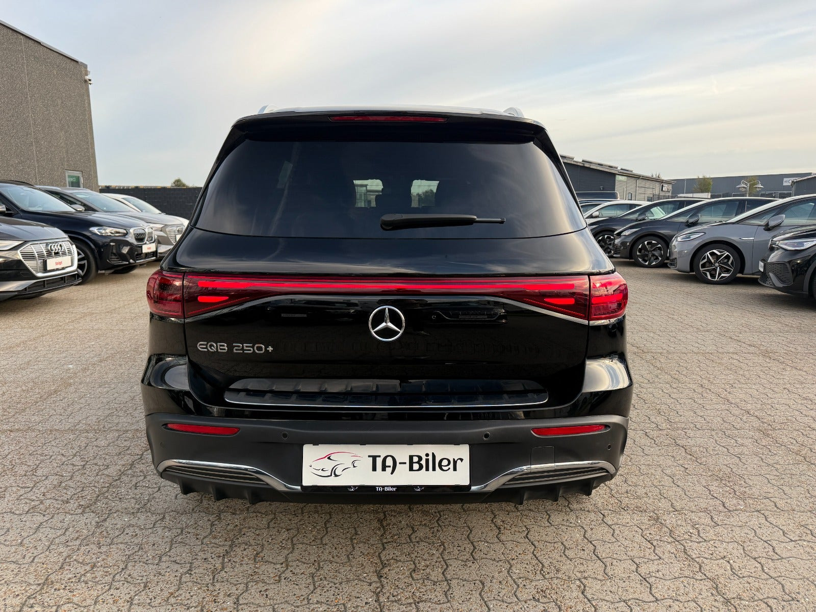 Sort Mercedes EQB250+ fra 2024