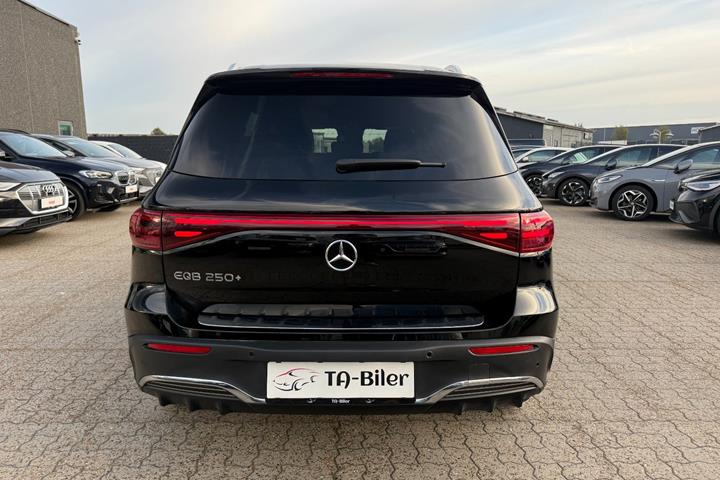 Sort Mercedes EQB250+ fra 2024