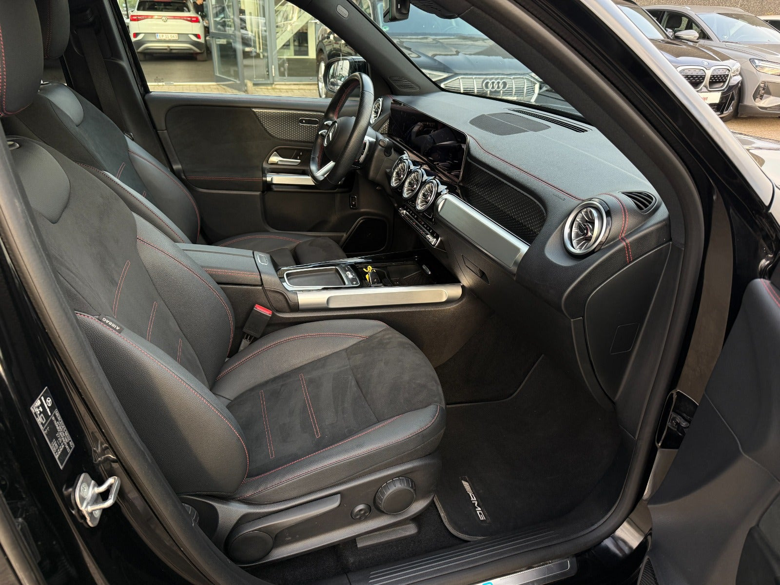 Sort Mercedes EQB250+ fra 2024