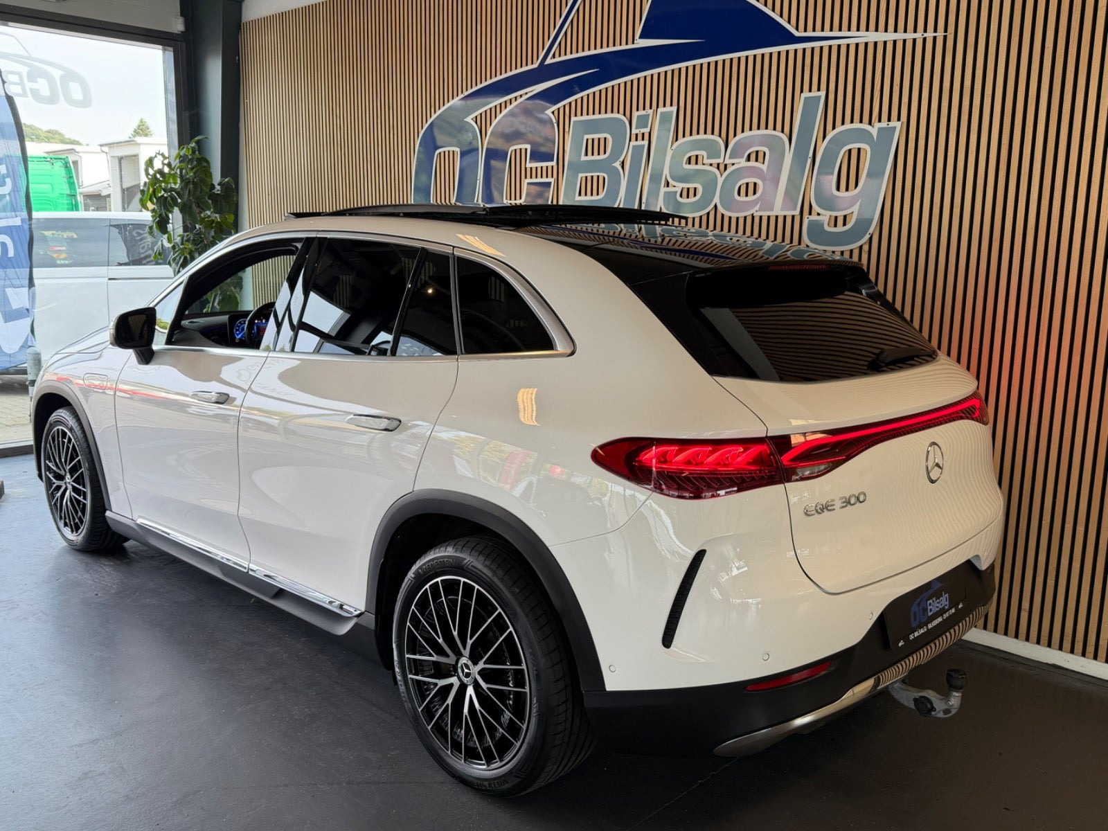 Hvid Mercedes EQE300 SUV fra 2024