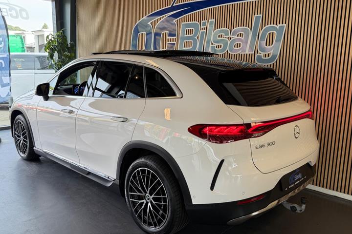 Hvid Mercedes EQE300 SUV fra 2024