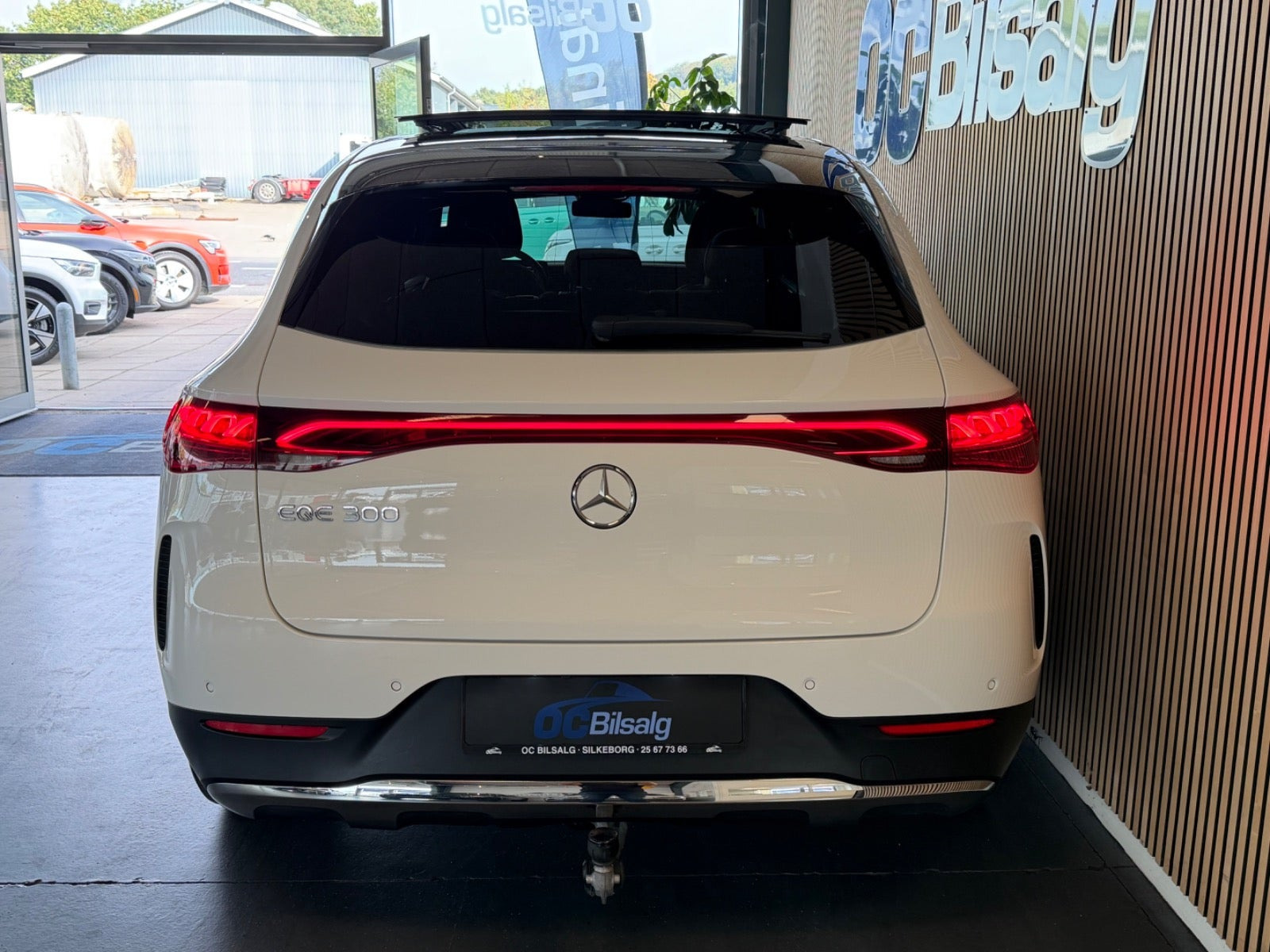 Hvid Mercedes EQE300 SUV fra 2024