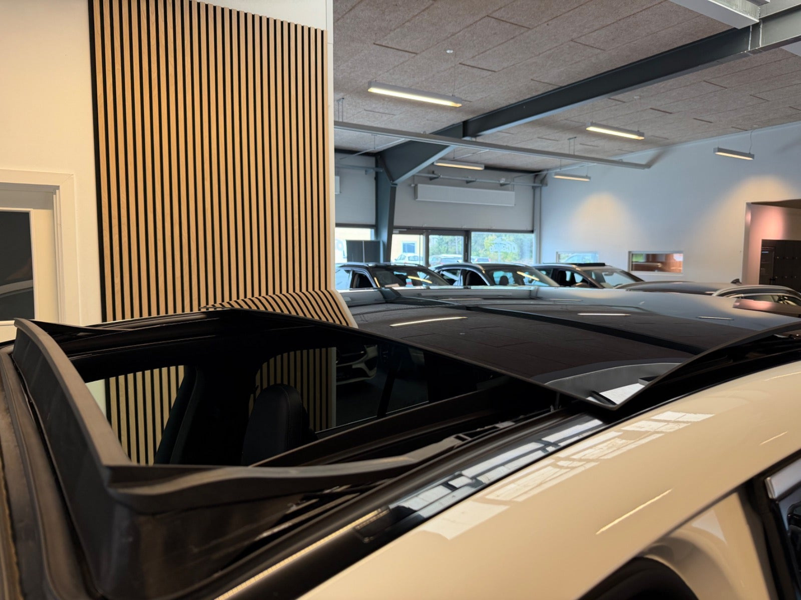 Hvid Mercedes EQE300 SUV fra 2024