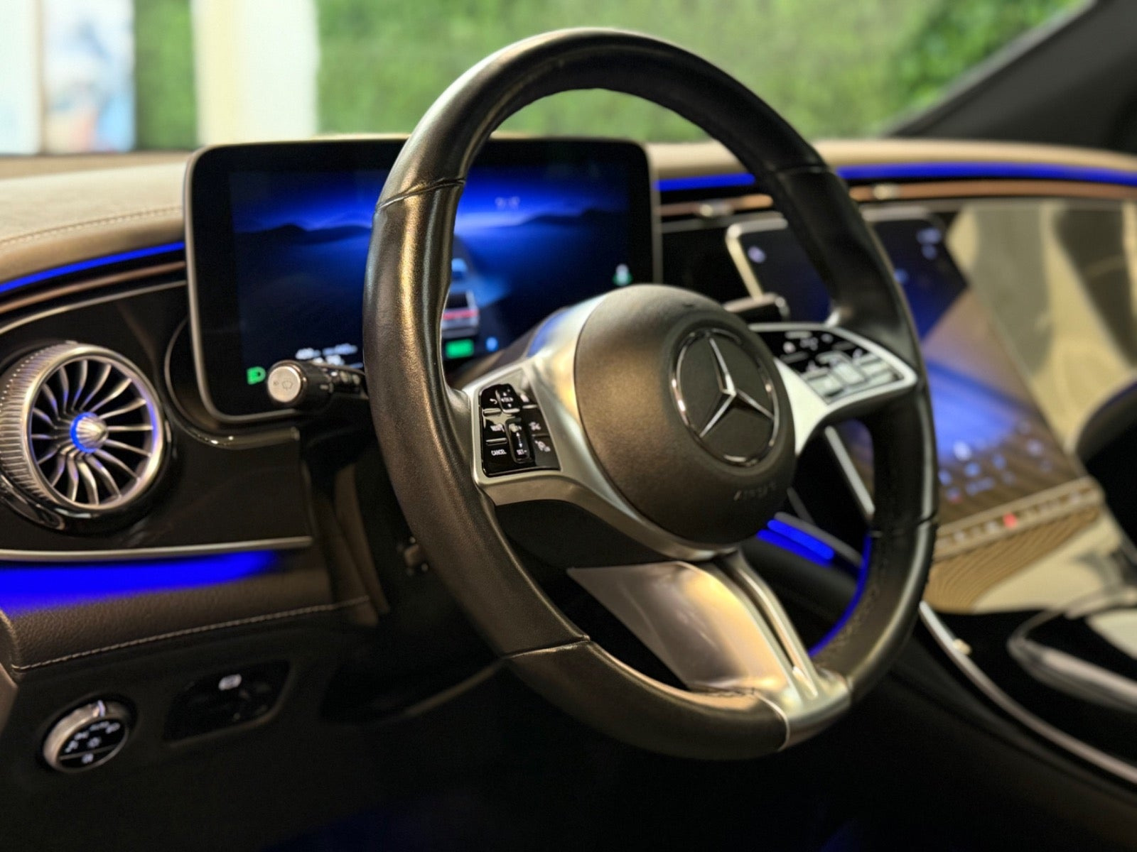 Hvid Mercedes EQE300 SUV fra 2024