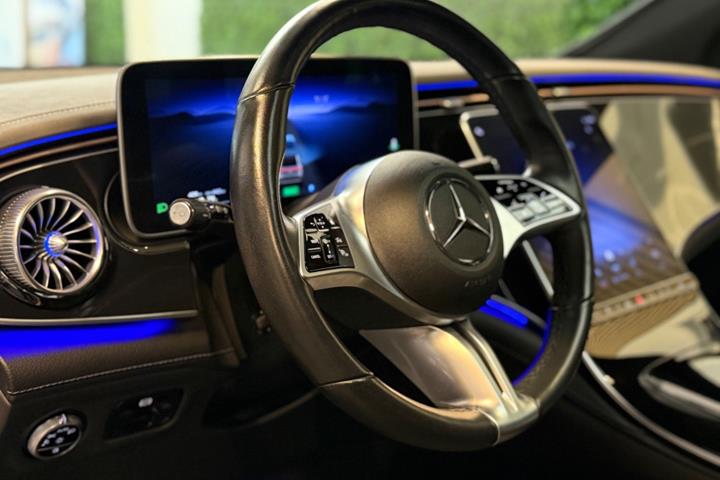 Hvid Mercedes EQE300 SUV fra 2024