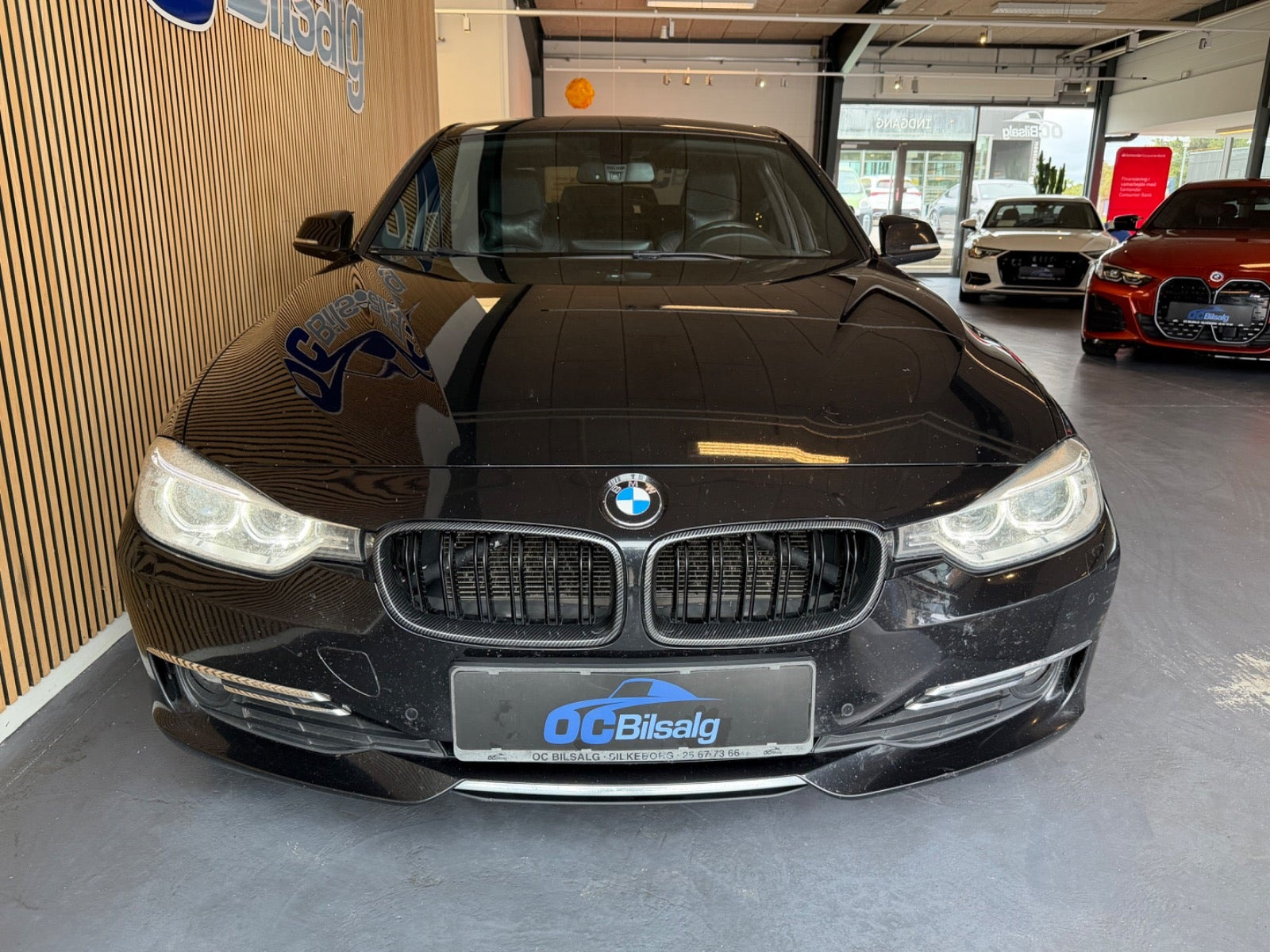 Sort BMW 318d fra 2013
