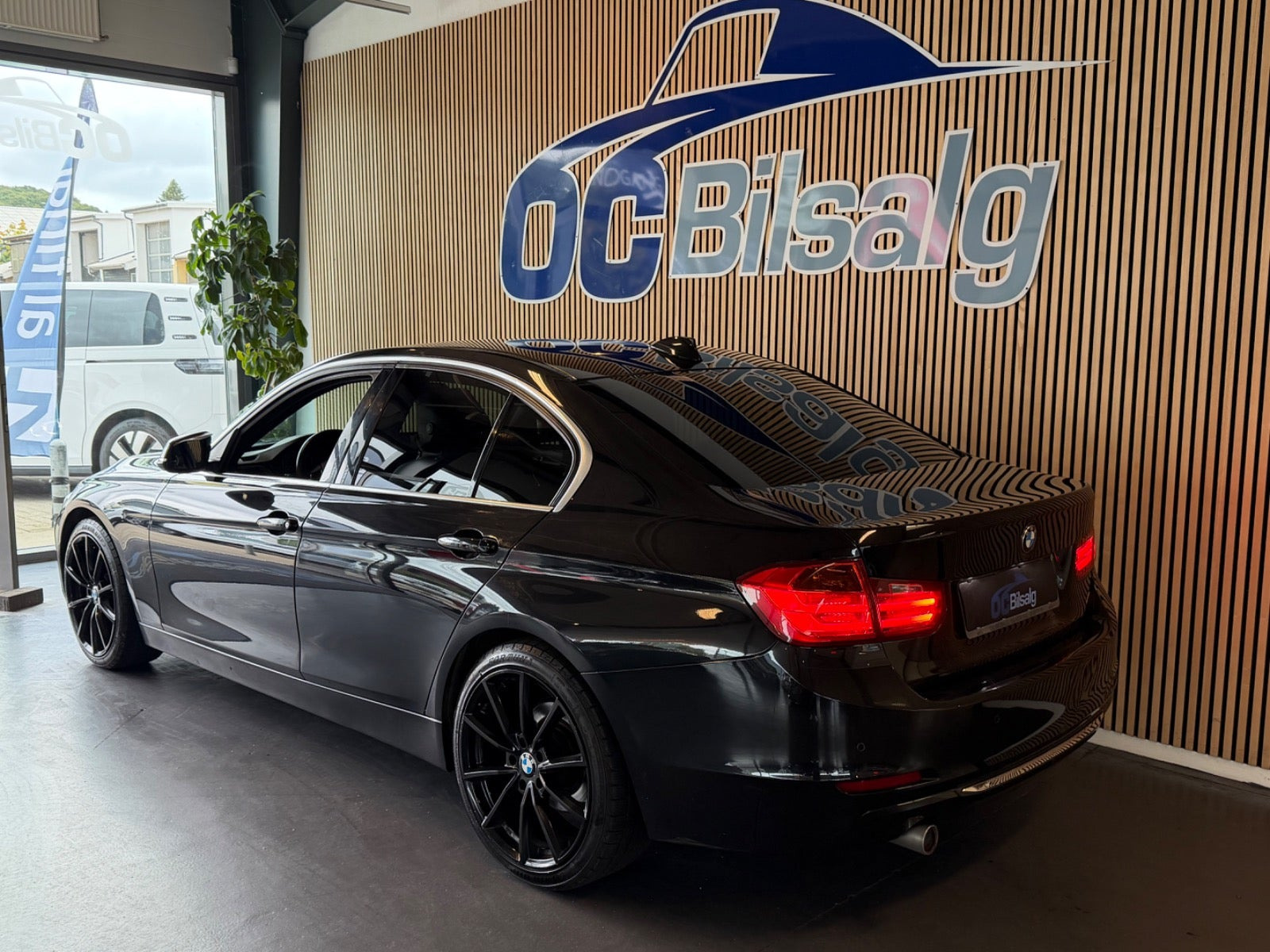 Sort BMW 318d fra 2013