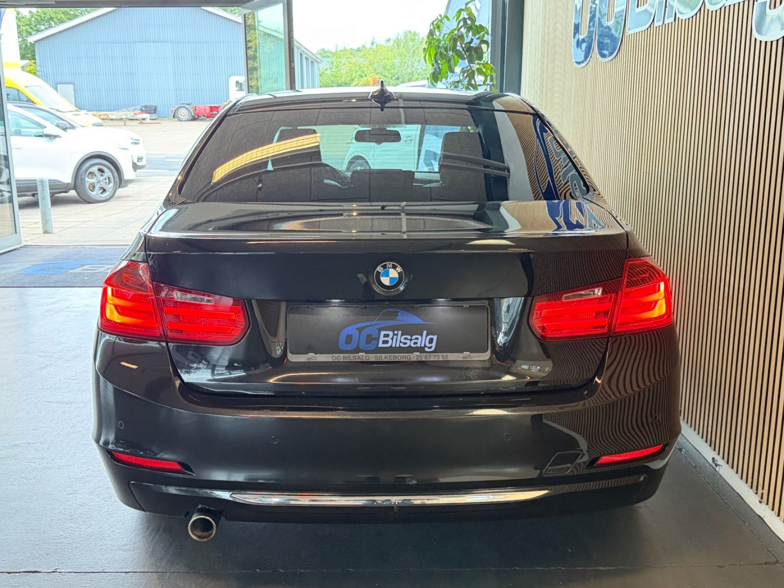Sort BMW 318d fra 2013