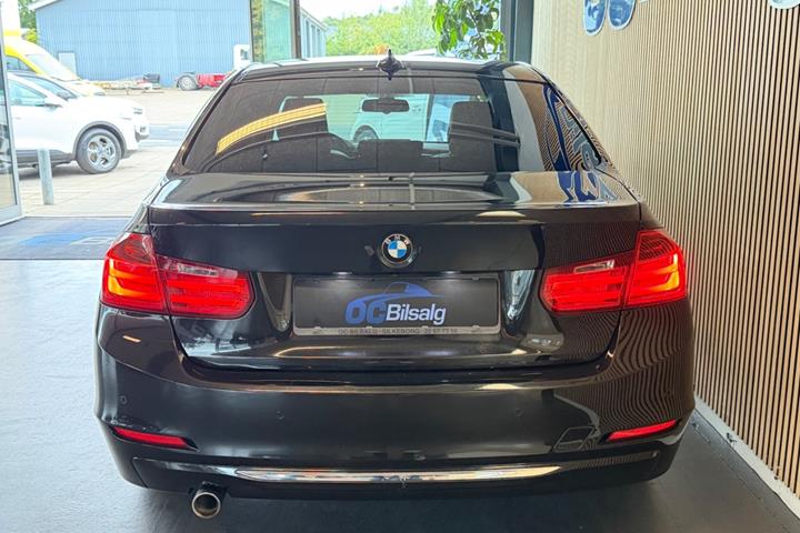 Sort BMW 318d fra 2013