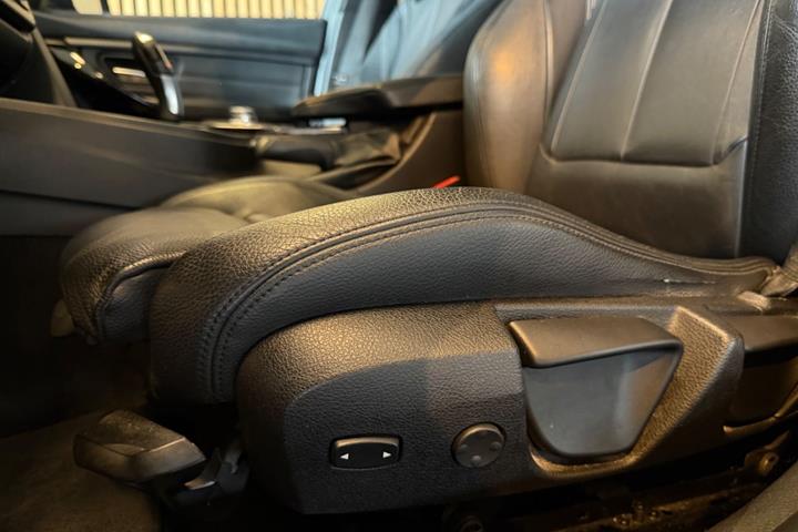 Sort BMW 318d fra 2013