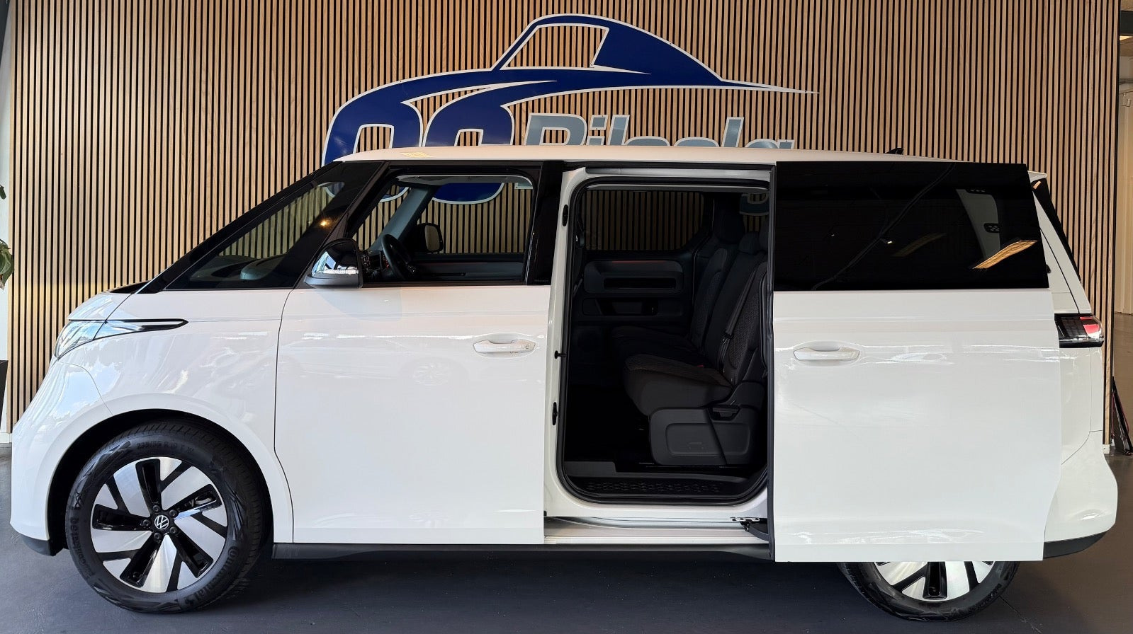 Hvid VW ID.Buzz fra 2024