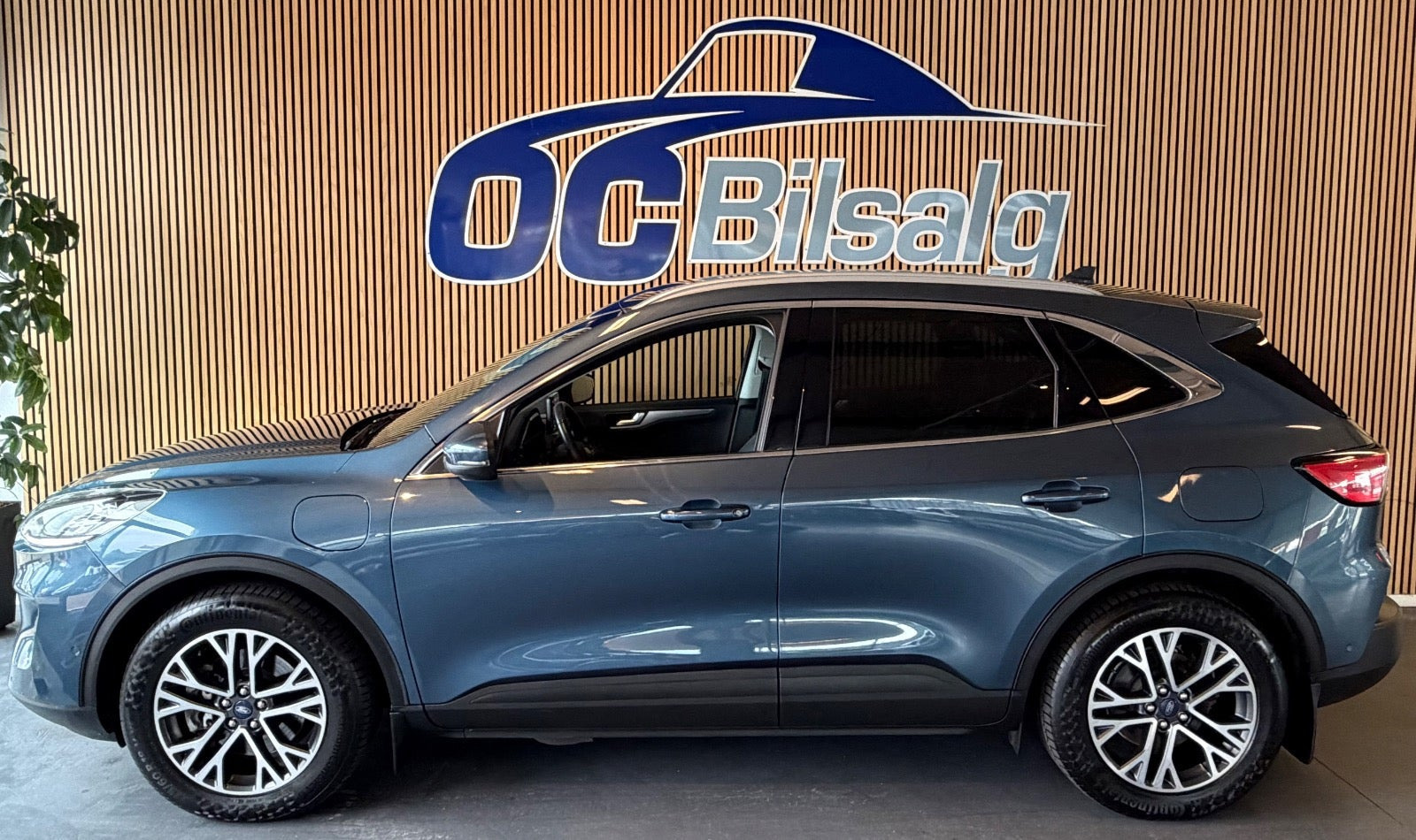 Blå Ford Kuga fra 2020