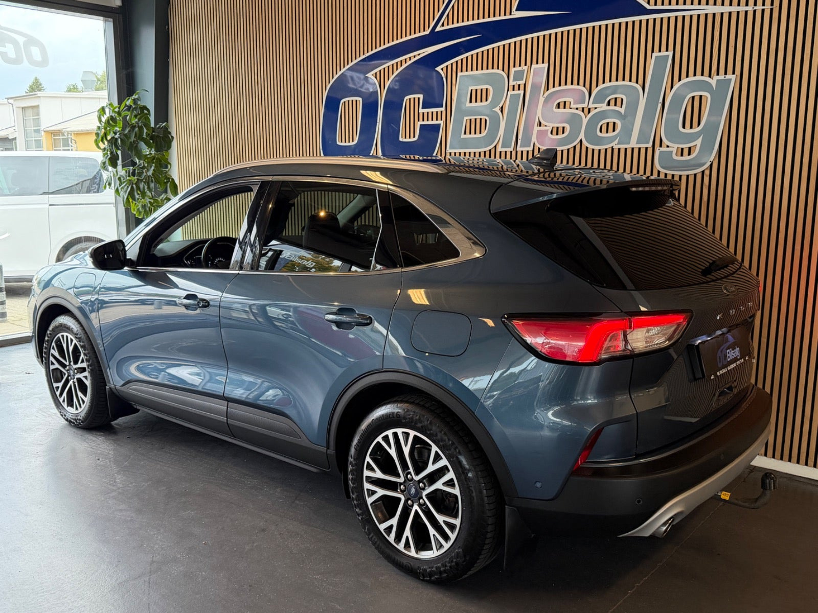 Blå Ford Kuga fra 2020