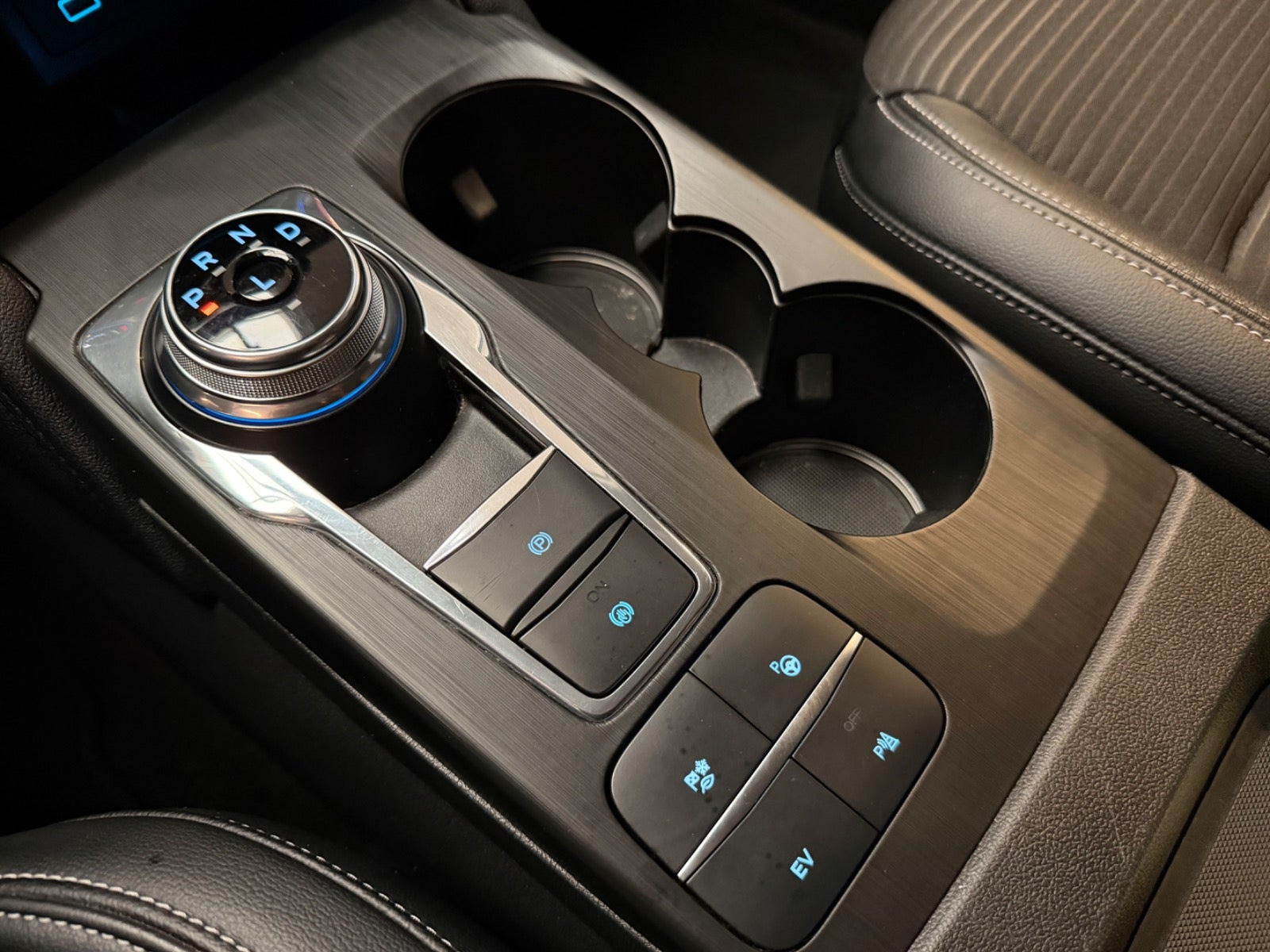 Blå Ford Kuga fra 2020