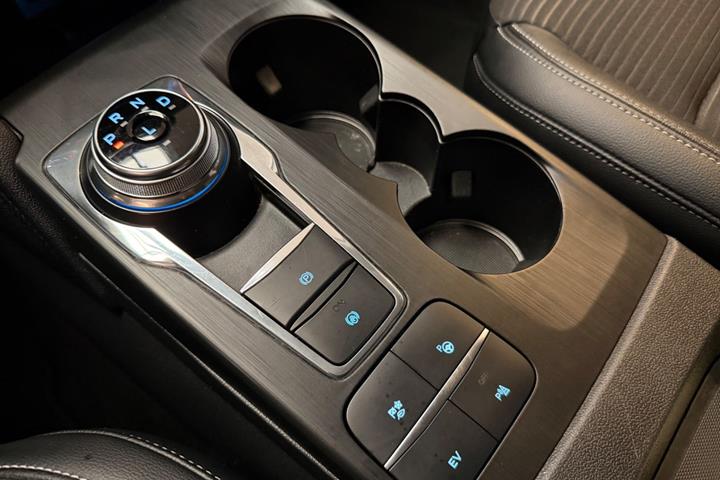 Blå Ford Kuga fra 2020