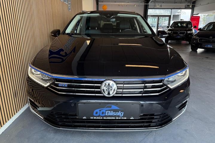 Sort VW Passat fra 2017