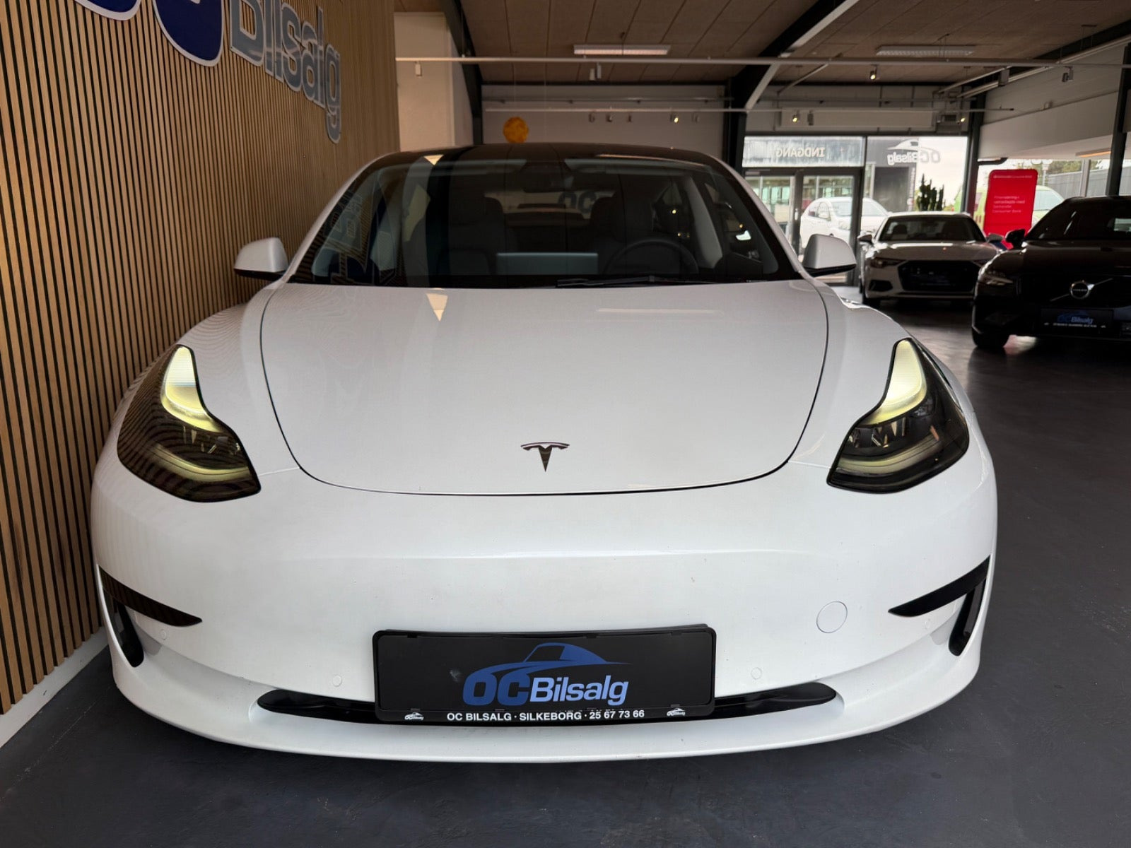 Hvid Tesla Model 3 fra 2022