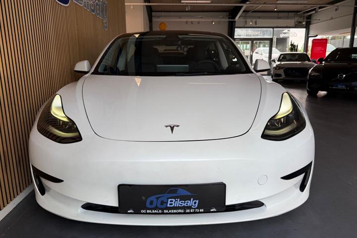 Hvid Tesla Model 3 fra 2022