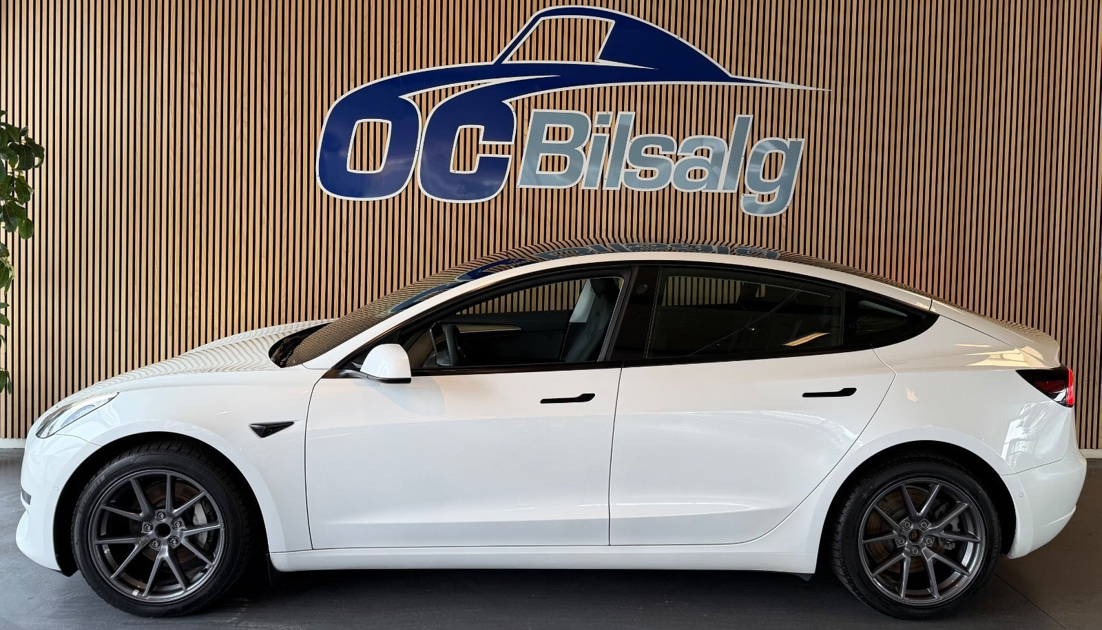 Hvid Tesla Model 3 fra 2022