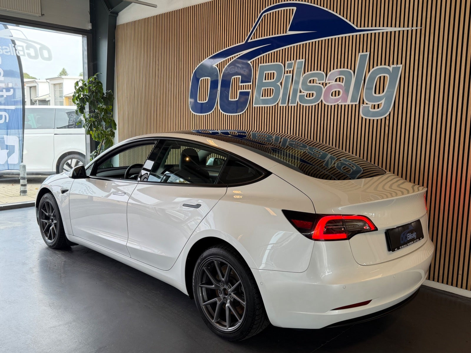 Hvid Tesla Model 3 fra 2022