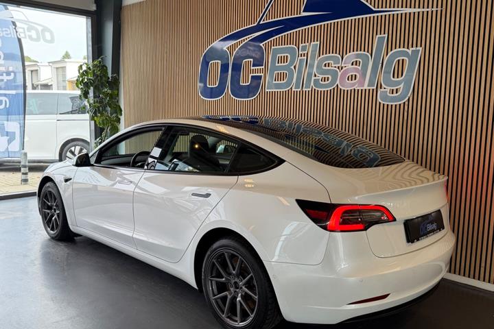 Hvid Tesla Model 3 fra 2022
