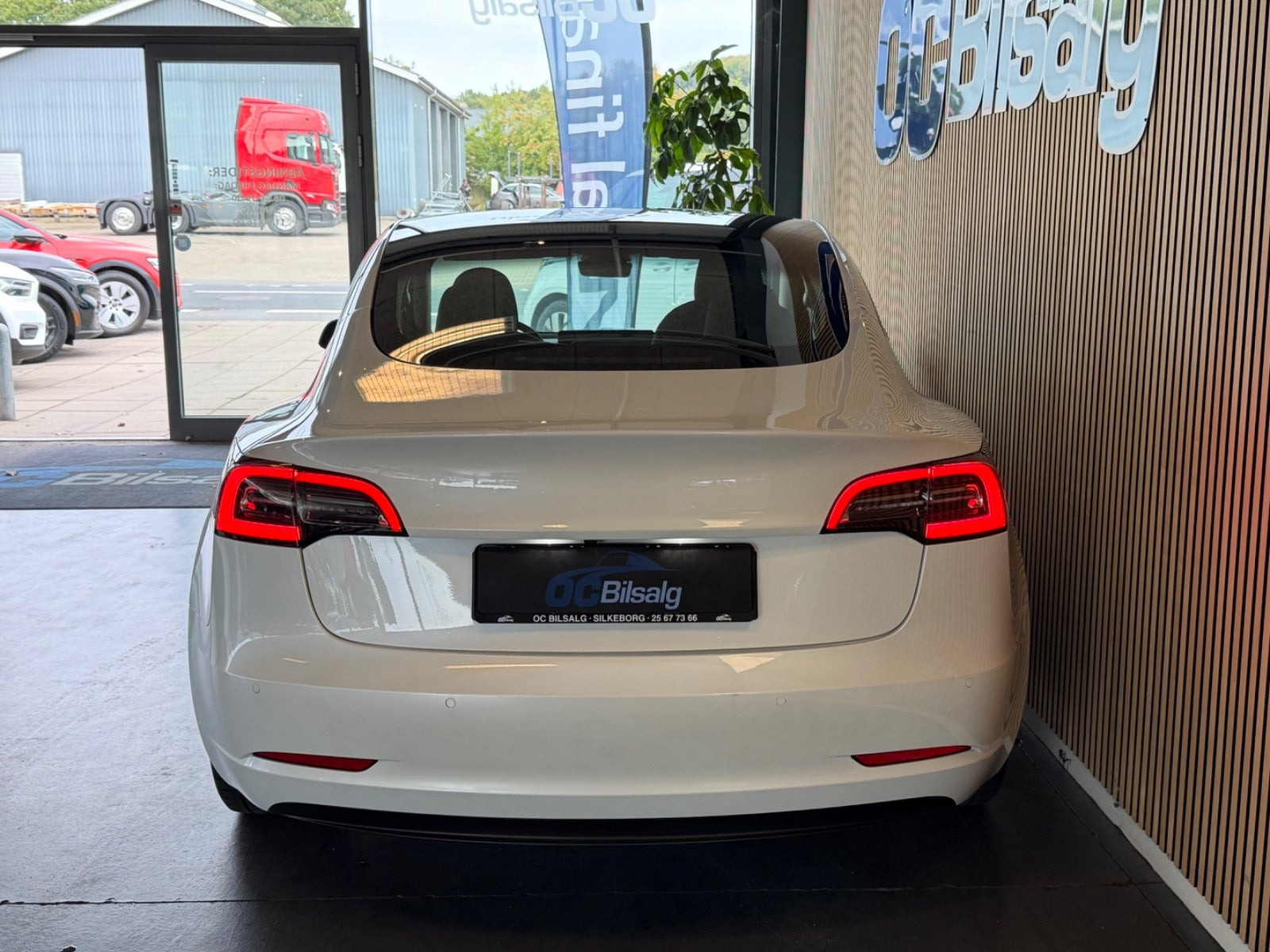 Hvid Tesla Model 3 fra 2022