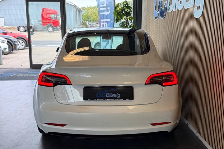 Hvid Tesla Model 3 fra 2022