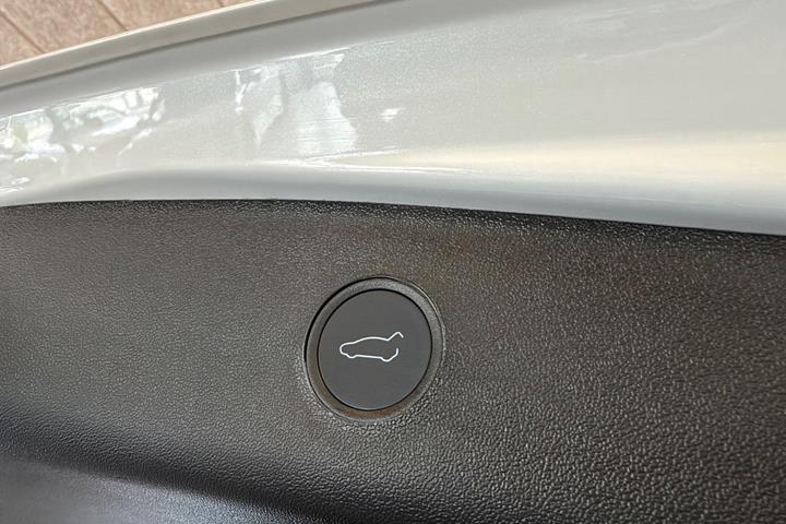 Hvid Tesla Model 3 fra 2022