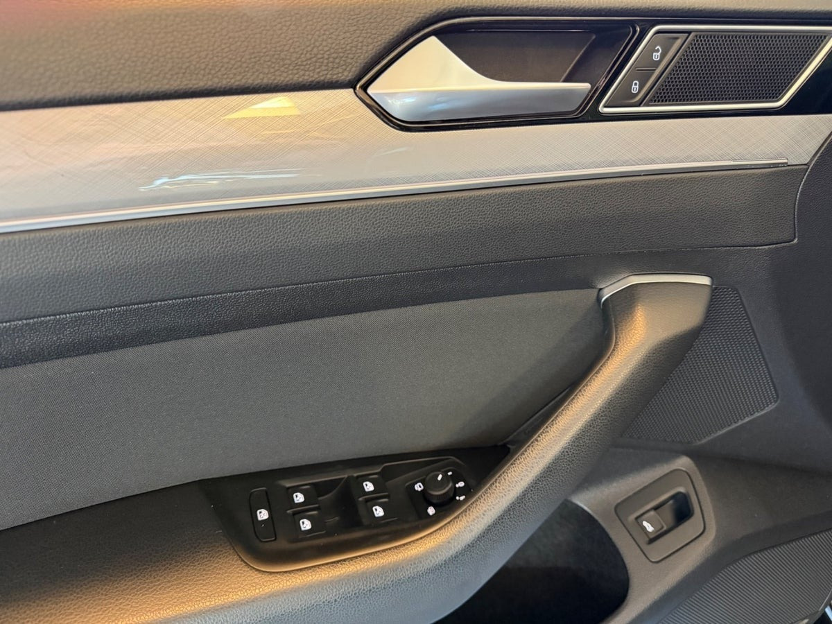 Sort VW Passat fra 2020