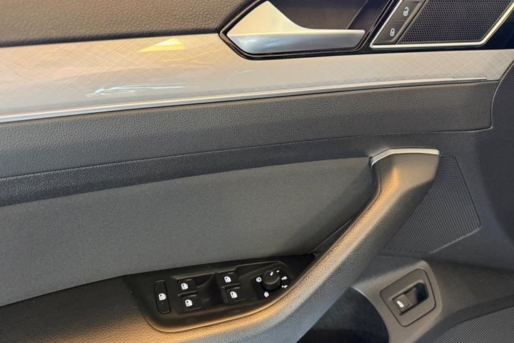Sort VW Passat fra 2020